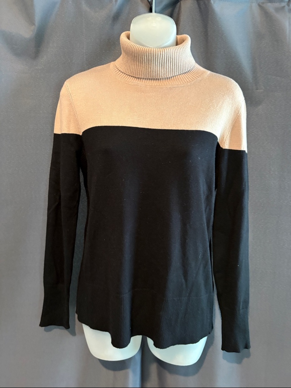 Cable & Gauge Two-Tone Turtleneck Sweater in Beige and Black